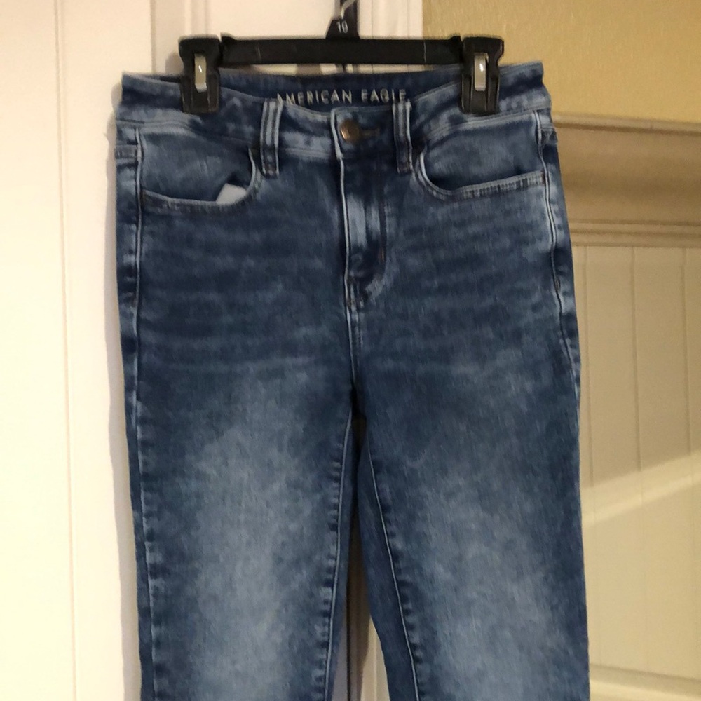 American Eagle Sz 2 super stretch Hi Rise Jeggings. Distressed